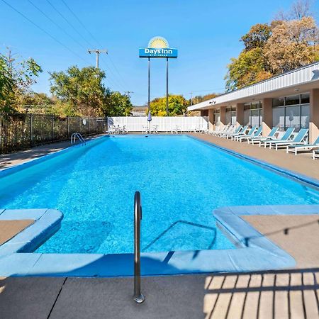 Days Inn By Wyndham Dubuque Dış mekan fotoğraf