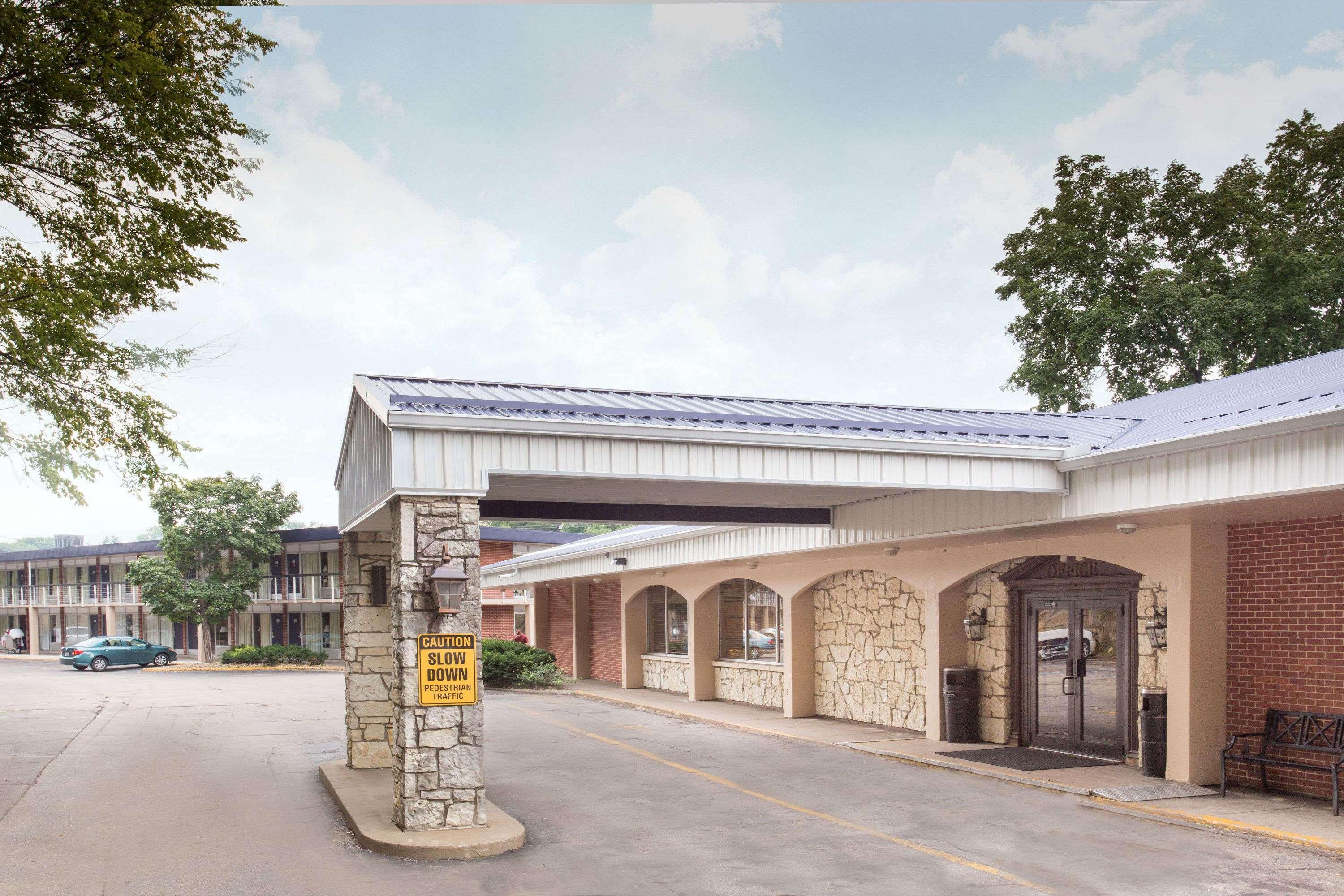Days Inn By Wyndham Dubuque Dış mekan fotoğraf