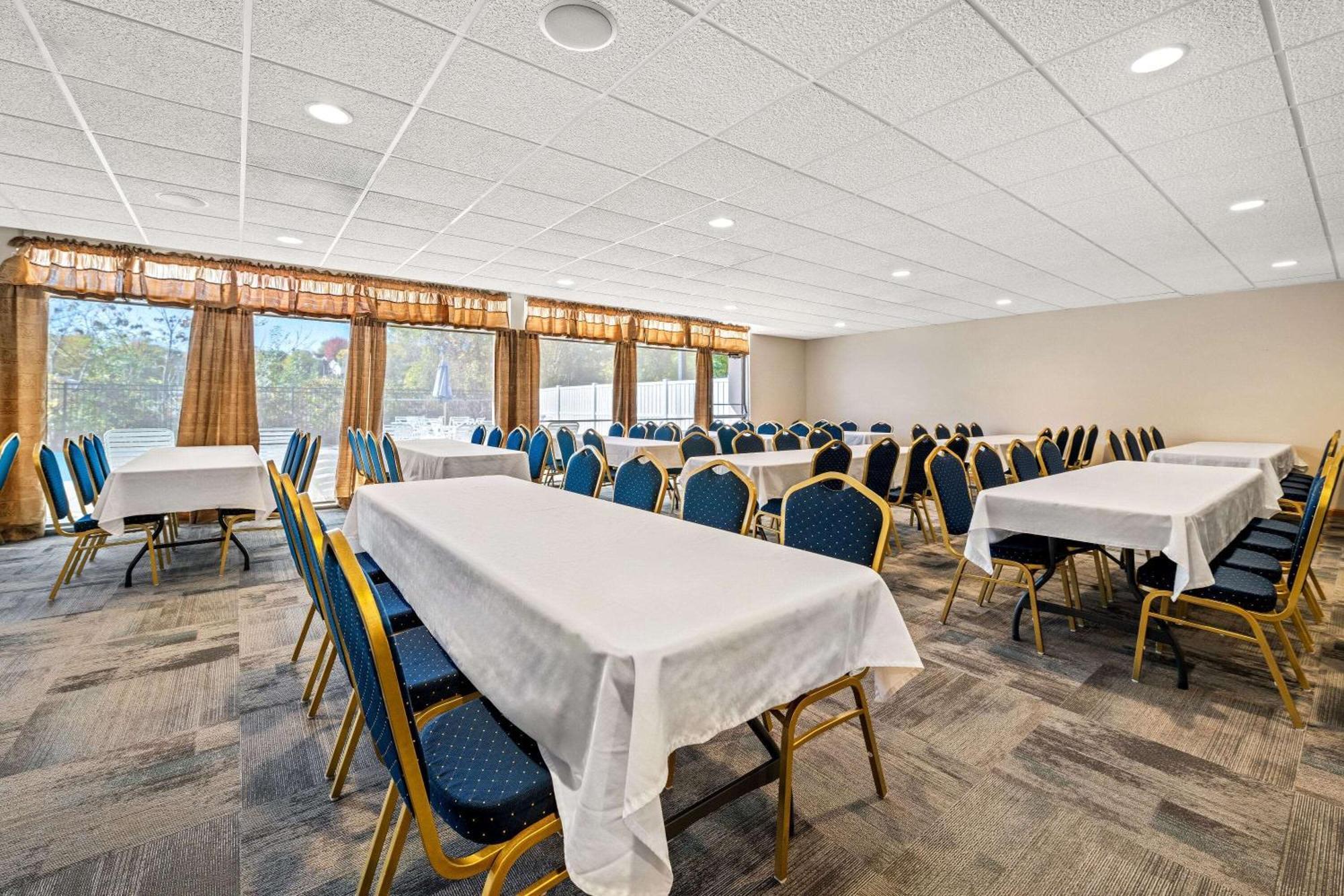 Days Inn By Wyndham Dubuque Dış mekan fotoğraf