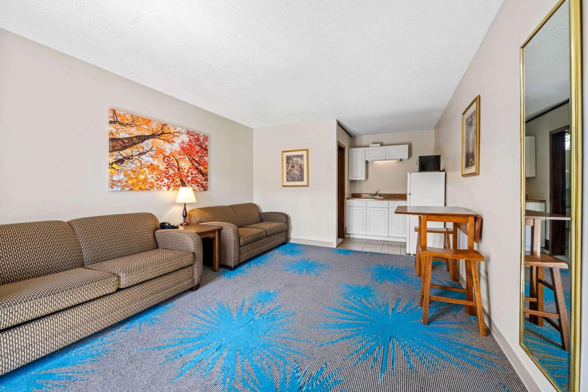 Days Inn By Wyndham Dubuque Dış mekan fotoğraf