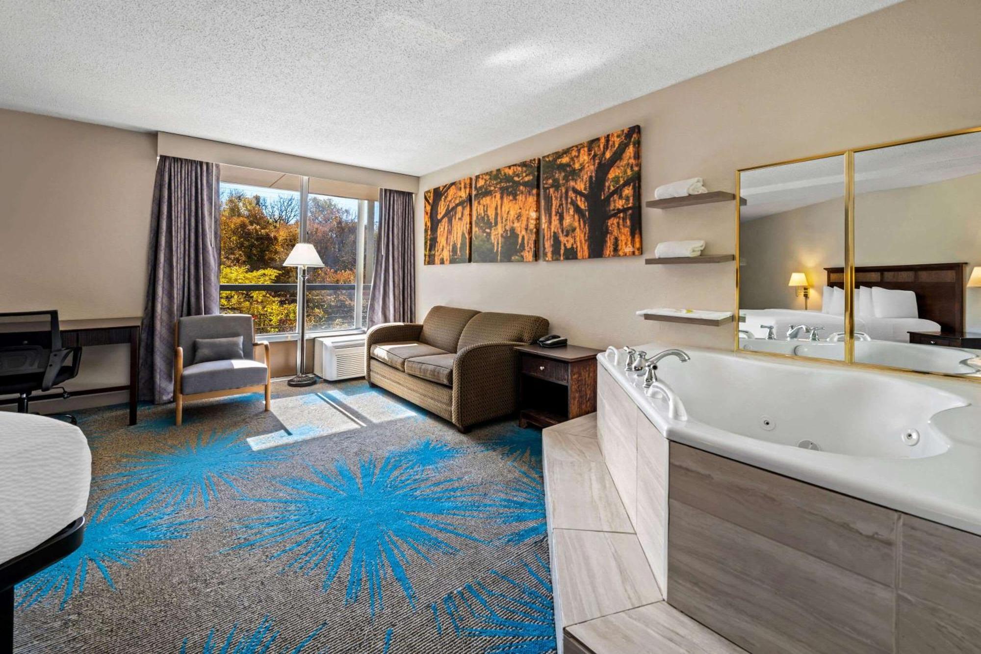 Days Inn By Wyndham Dubuque Dış mekan fotoğraf