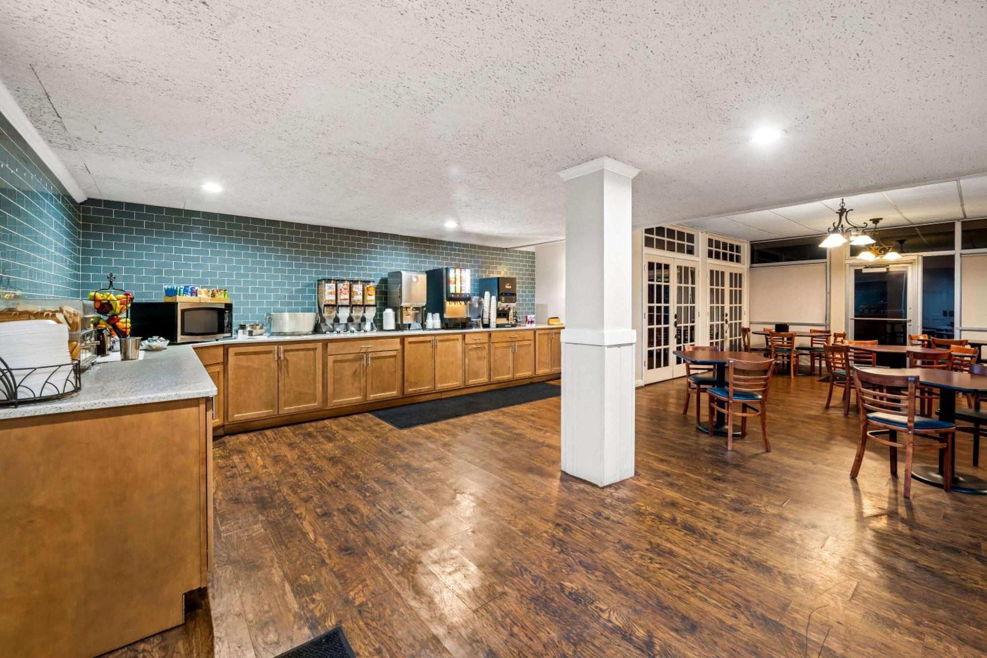 Days Inn By Wyndham Dubuque Dış mekan fotoğraf