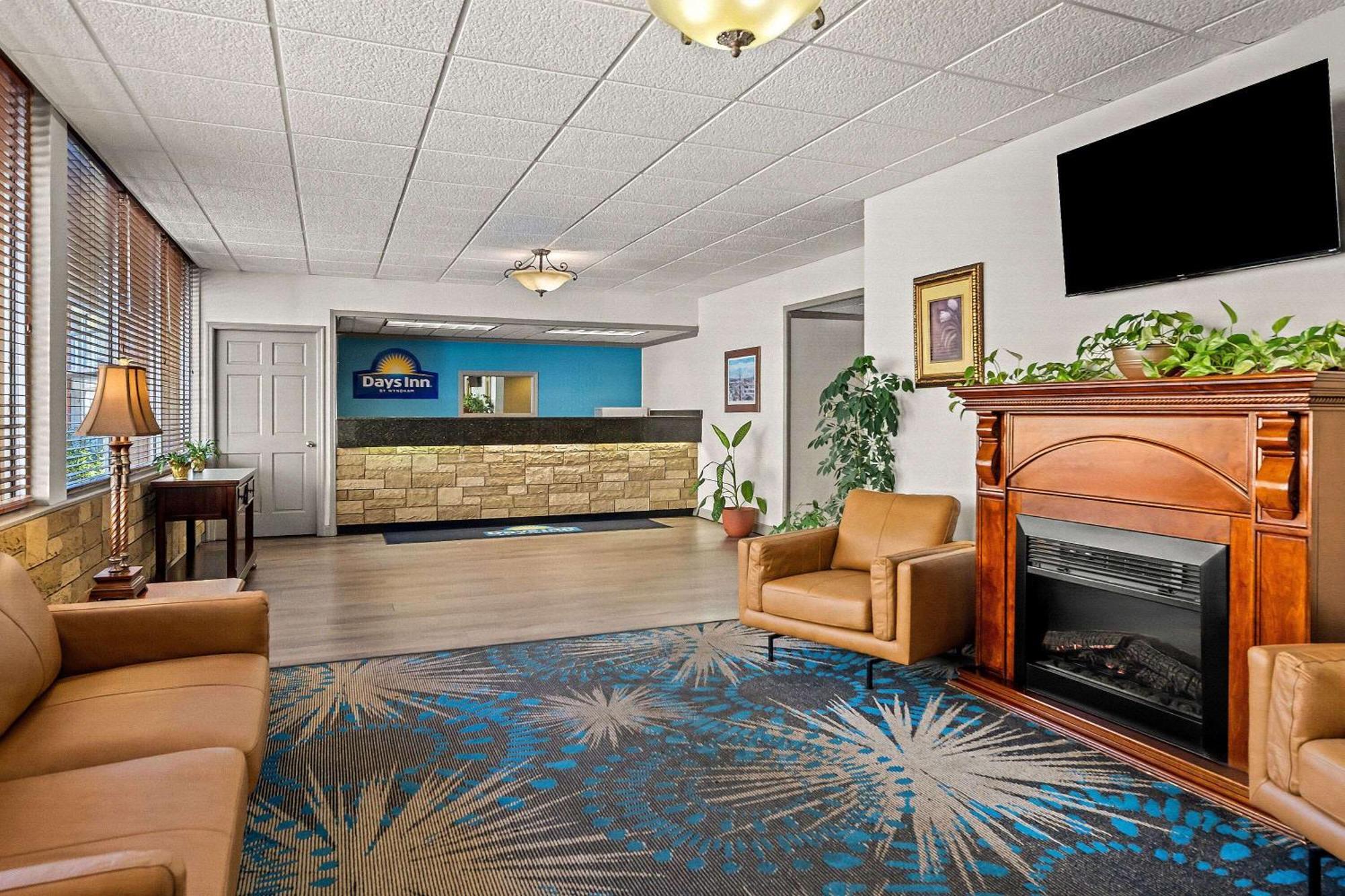 Days Inn By Wyndham Dubuque Dış mekan fotoğraf