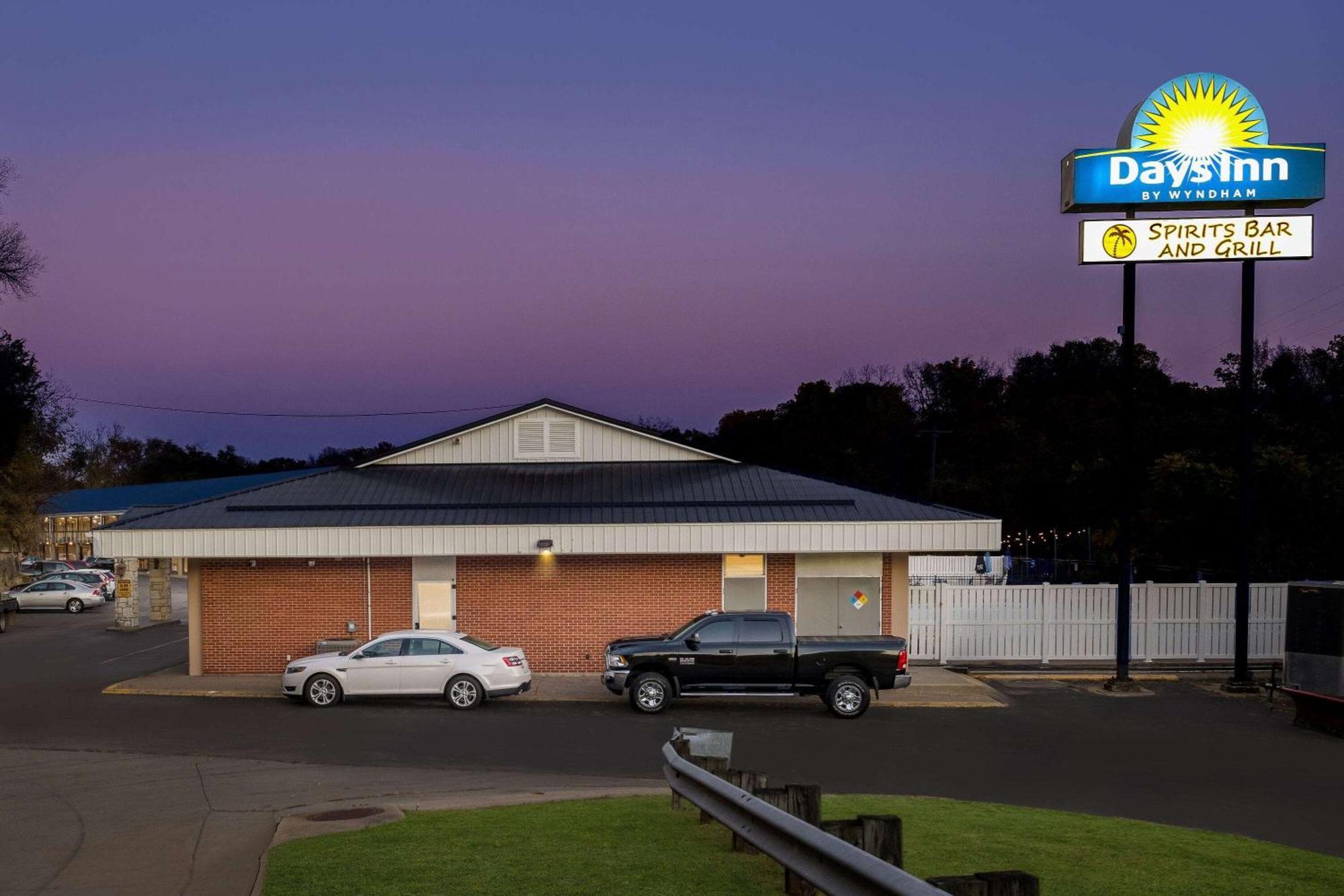 Days Inn By Wyndham Dubuque Dış mekan fotoğraf