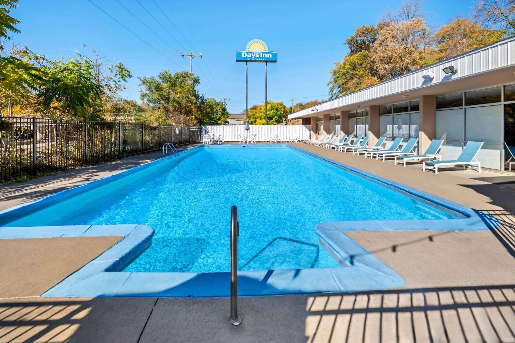 Days Inn By Wyndham Dubuque Dış mekan fotoğraf